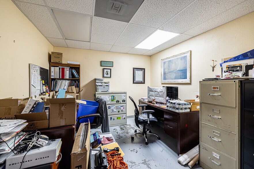 More Photos Of 26055 Bouquet Canyon Rd, Santa Clarita Veterinarian Kennel For Sale