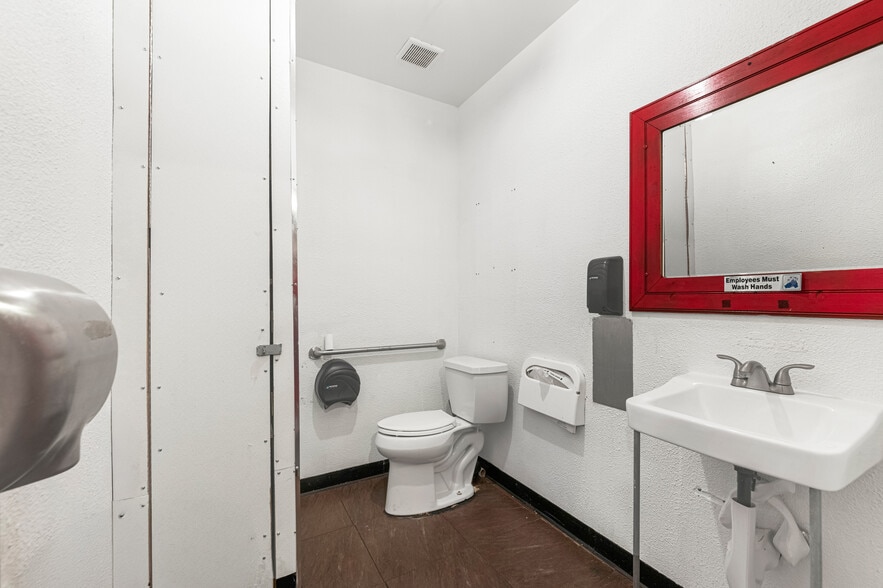 More Photos Of 4553 Arthur Kill Rd, Staten Island Freestanding For Lease