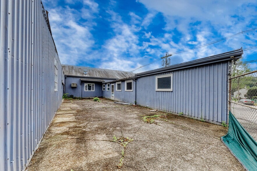 More Photos Of 109-111 Ethel Ave, Hawthorne Warehouse For Sale