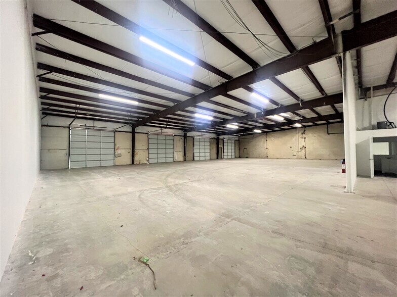 More Photos Of 801 Secretary Dr, Arlington Warehouse For Lease