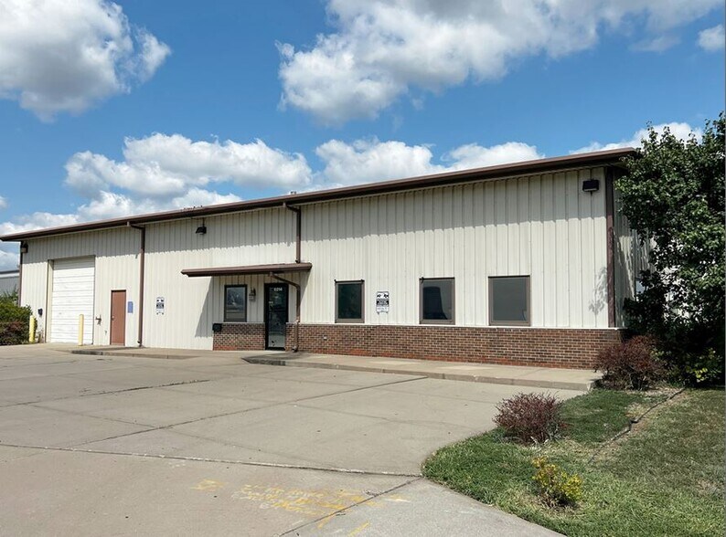 More Photos Of 6214 NW Kelly Dr, Parkville Flex For Lease
