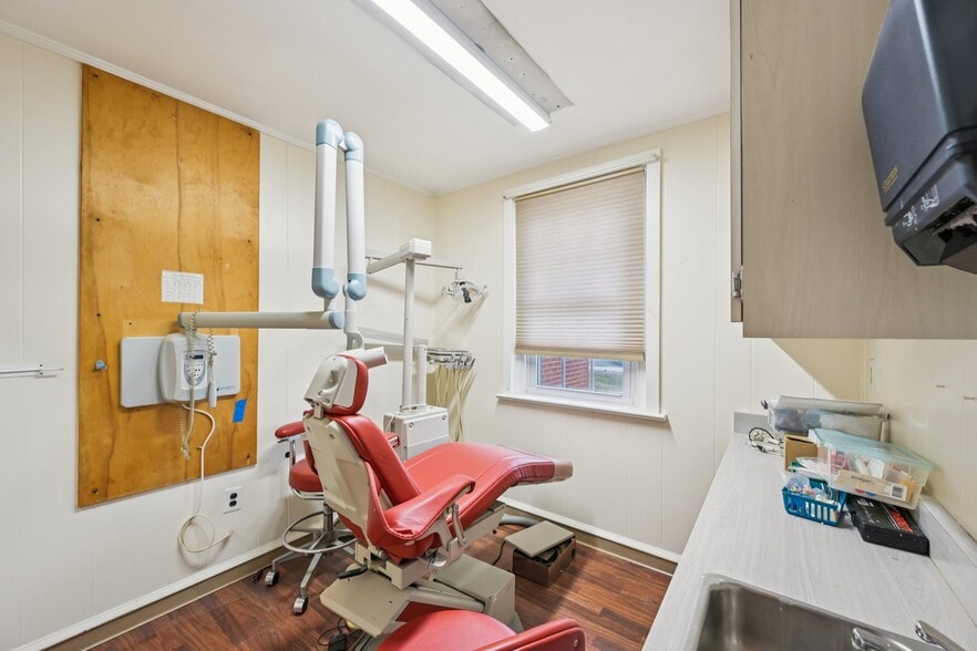 More Photos Of 306 E 4th St, Bridgeport Medical For Sale