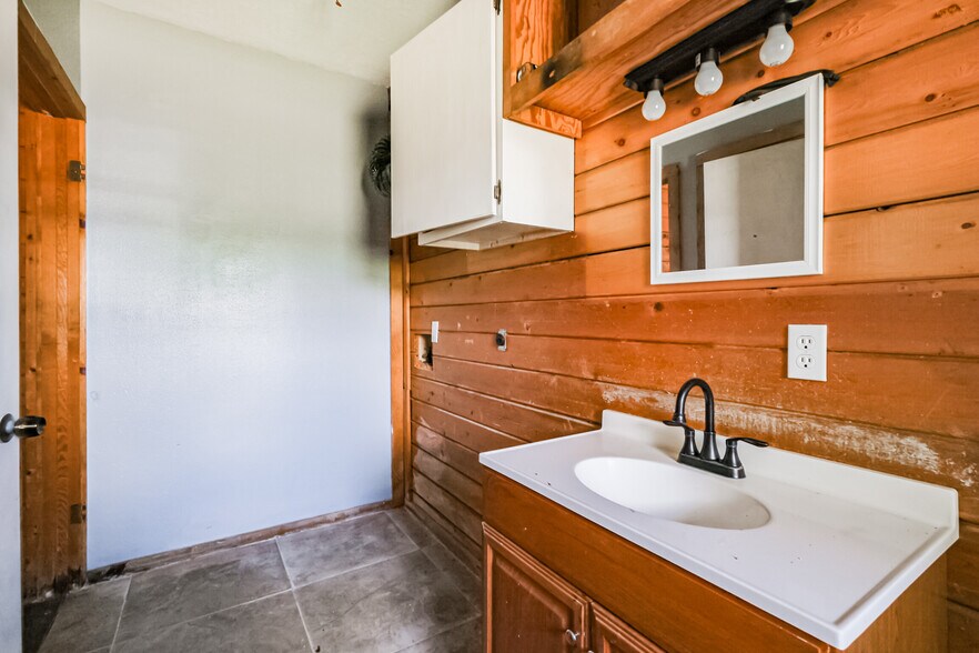 More Photos Of 17857 State Highway 36 S, Somerville Freestanding For Sale