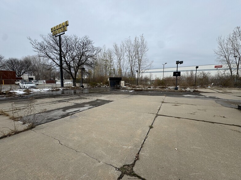 More Photos Of 6850 E Front St, Kansas City Freestanding For Sale