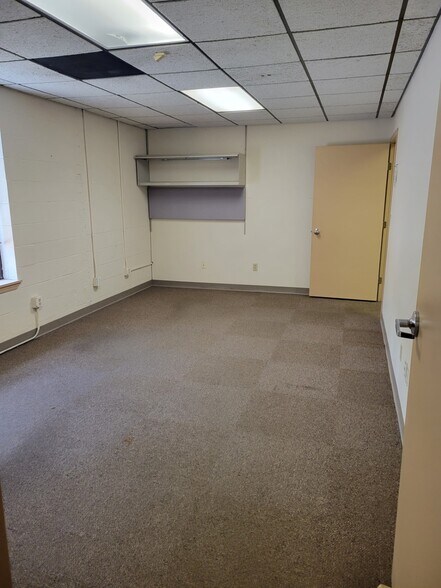 More Photos Of 7757 Auburn Rd, Painesville Flex For Lease