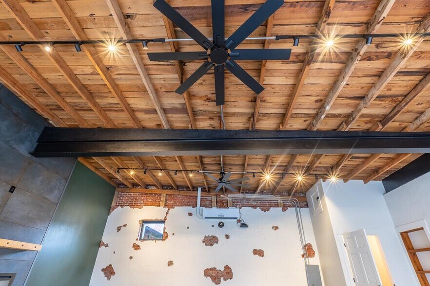 More Photos Of 110 E Market St, Chatsworth Flex For Sale