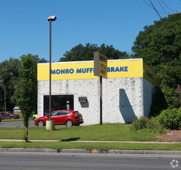 More Photos Of 326 King St, Northampton Auto Repair For Lease