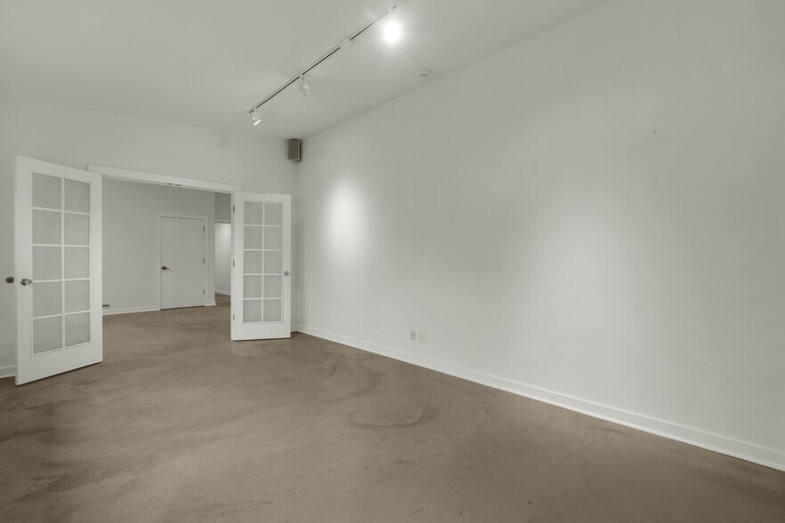 More Photos Of 809 S Holladay Dr, Seaside Showroom For Sale