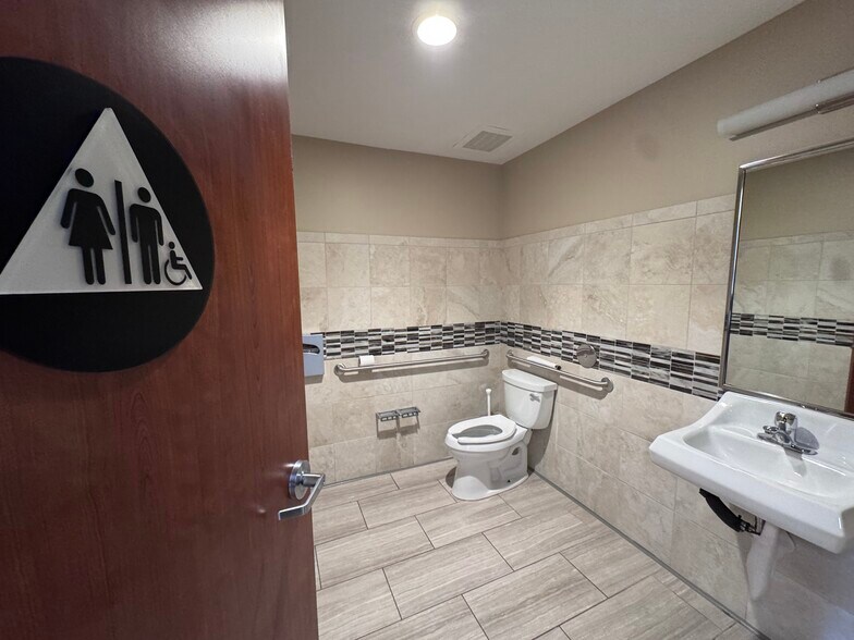 More Photos Of 7527 Draper Ave, La Jolla Medical For Lease