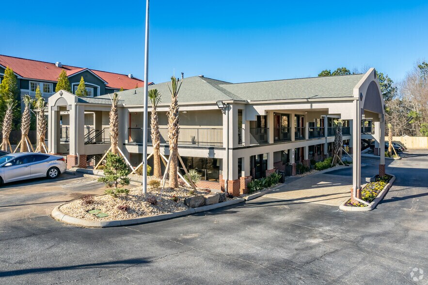Primary Photo Of 620 Bullsboro Dr, Newnan Hotel For Sale