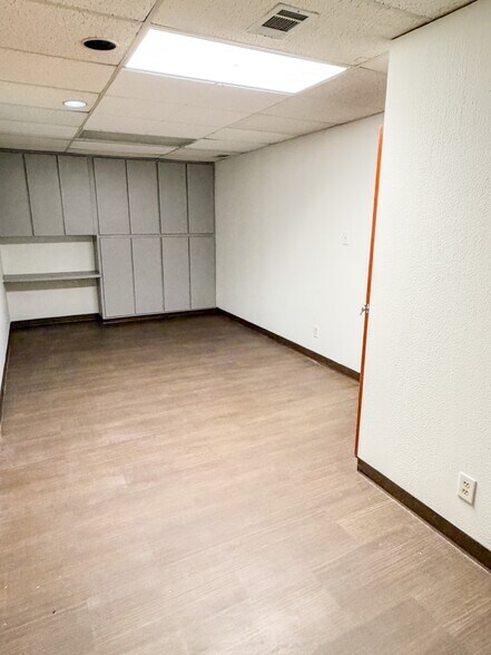 More Photos Of 1449 Forest Ln, Garland Office For Lease