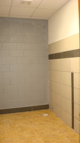 More Photos Of 138 Live Oak St, Marlin Storefront Retail Office For Sale