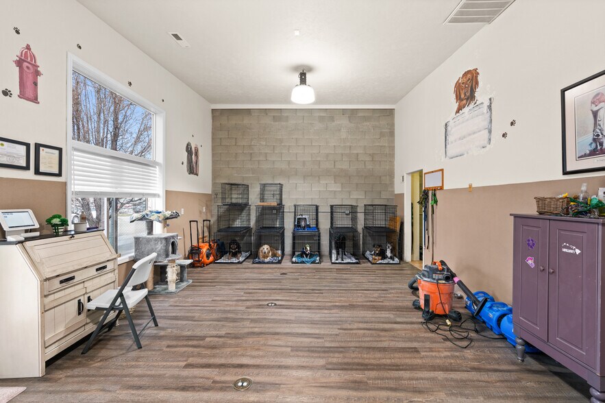 More Photos Of 5951 S Stratler St, Salt Lake City Veterinarian Kennel For Sale