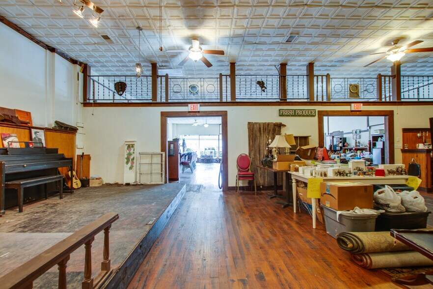 More Photos Of 108 W Walnut St, Smithville Restaurant For Sale