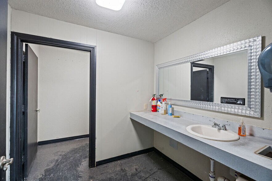 More Photos Of 2769 N Frankford Ave, Lubbock Warehouse For Sale