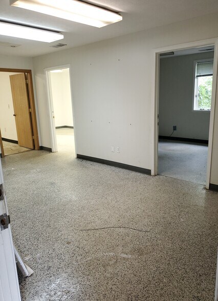 More Photos Of 2046 Keystone Dr, Springfield Industrial For Sale