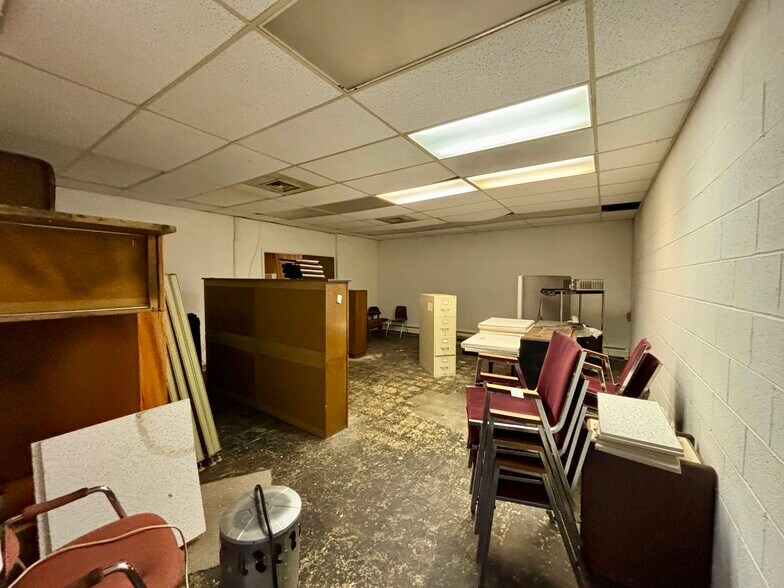 More Photos Of 1231 Roth Dr, Lansing Office For Sale