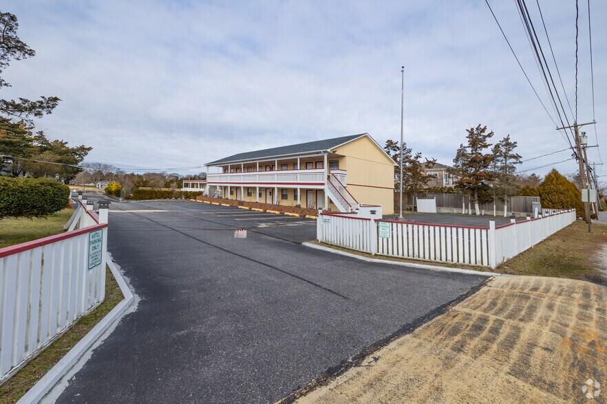 More Photos Of 72 Foster Ave, Hampton Bays Hotel For Sale