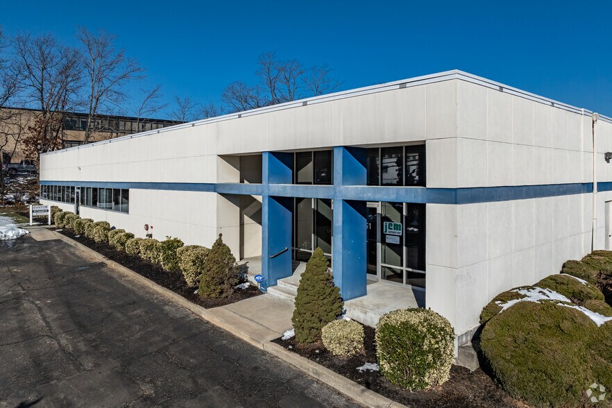 More Photos Of 151 Fairchild Ave, Plainview Research And Development For Lease