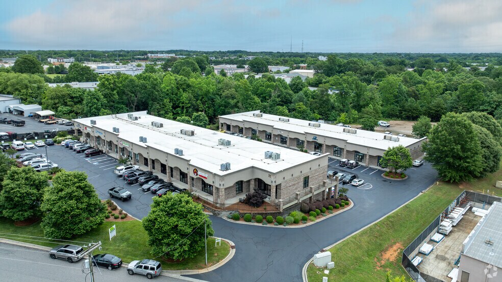 More Photos Of 131 Crosslake Park Dr, Mooresville Storefront For Lease