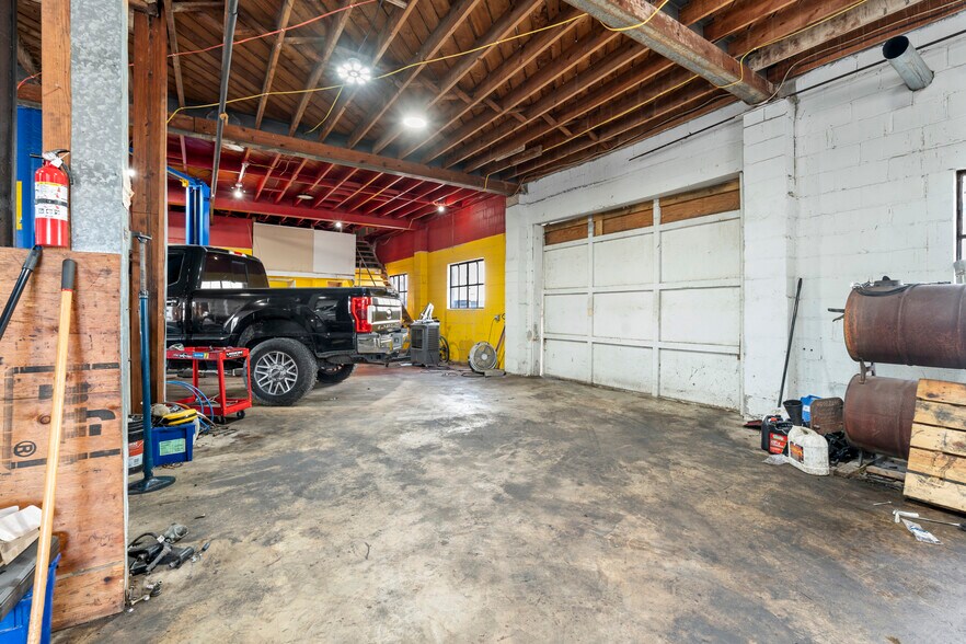 More Photos Of 803 Mcarthur St, Manchester Warehouse For Sale