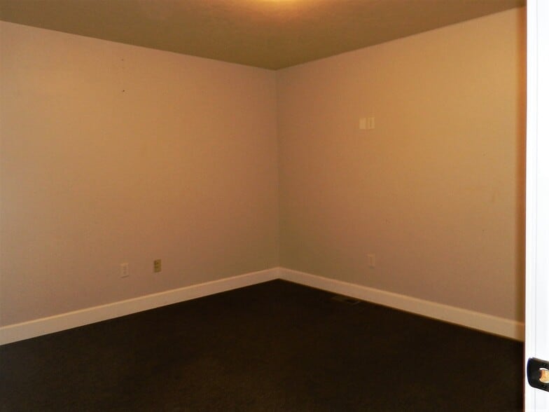 More Photos Of 1541 Ogden Rd, Montrose Medical For Lease