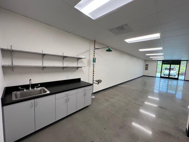 More Photos Of 7098 Miratech Dr, San Diego Research And Development For Lease