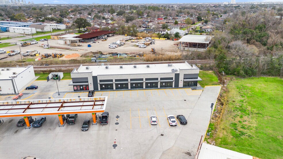 More Photos Of 7241 Lawndale St, Houston Storefront For Lease