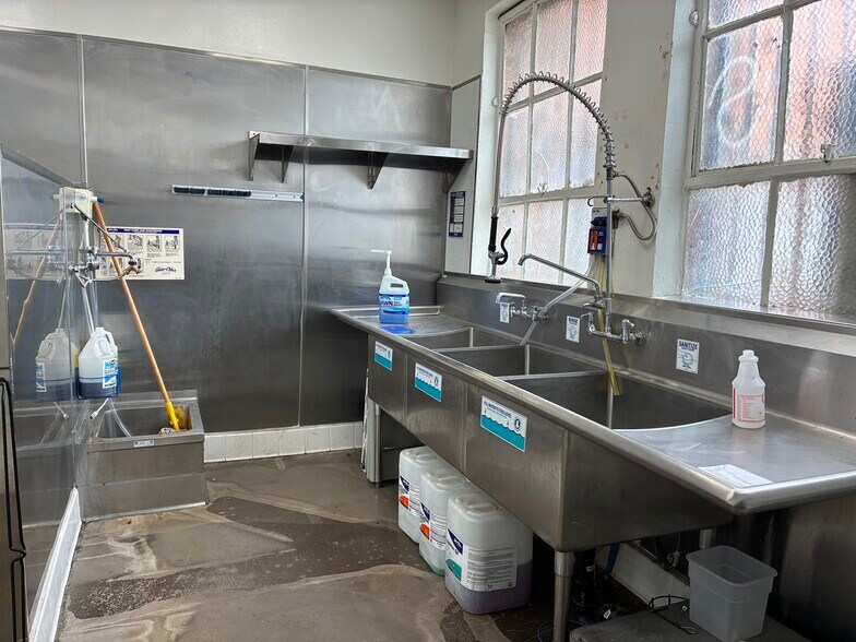 More Photos Of 5158 Hollywood Blvd, Los Angeles Storefront For Lease