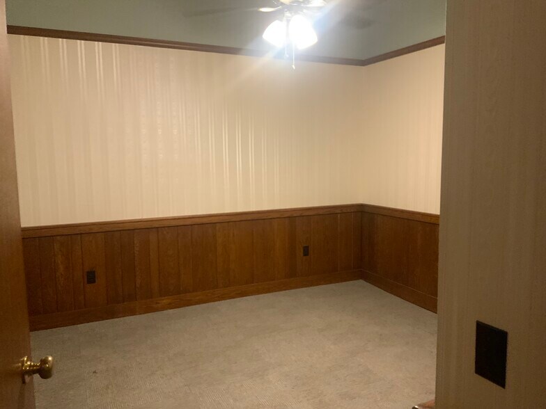 More Photos Of 211 S Court St, Medina Storefront Retail Office For Lease