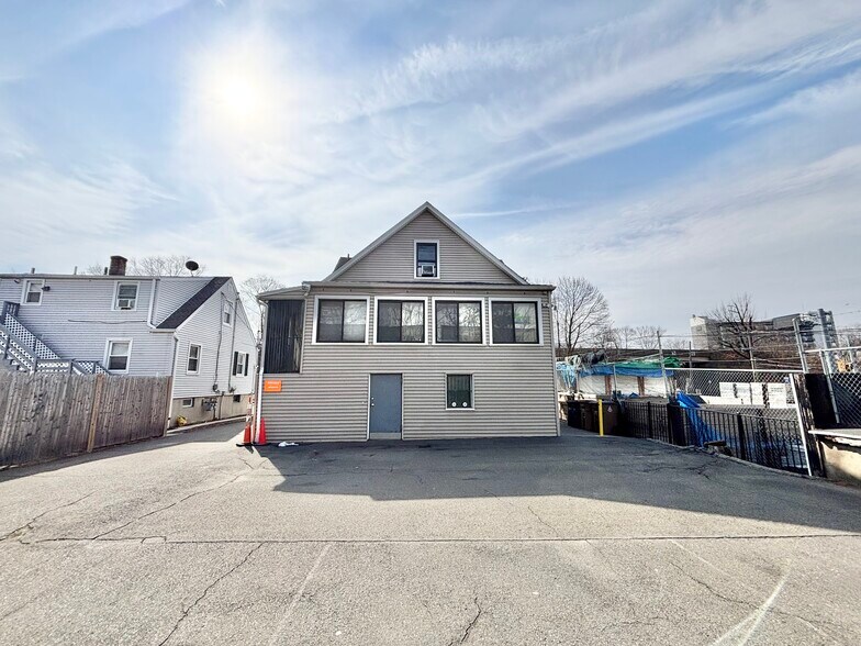 More Photos Of 39 Grenhart Rd, Stamford Freestanding For Lease