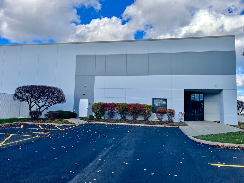 More Photos Of 1051 Commerce Ct, Buffalo Grove Warehouse For Lease