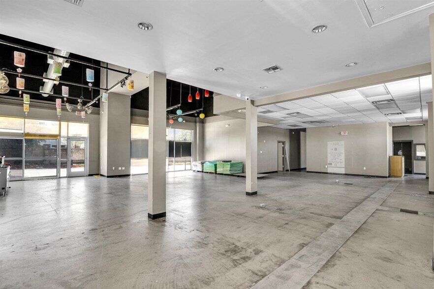 More Photos Of 1713 Park Pl, College Station General Retail For Lease