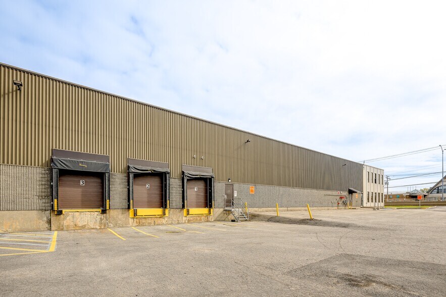 More Photos Of 6445 Ch de la Côte-de-Liesse, Montréal Distribution For Lease