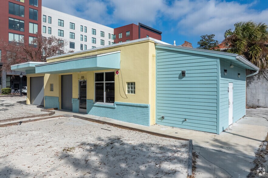 More Photos Of 223 S Main St, Gainesville Freestanding For Lease