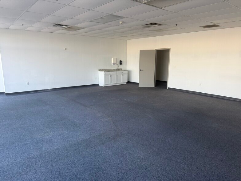 More Photos Of 2151 North Bend Rd, Hebron Freestanding For Lease