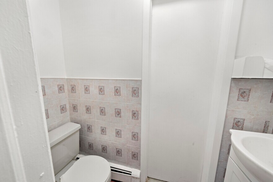 More Photos Of 15009 89th St, Howard Beach Office Residential For Lease