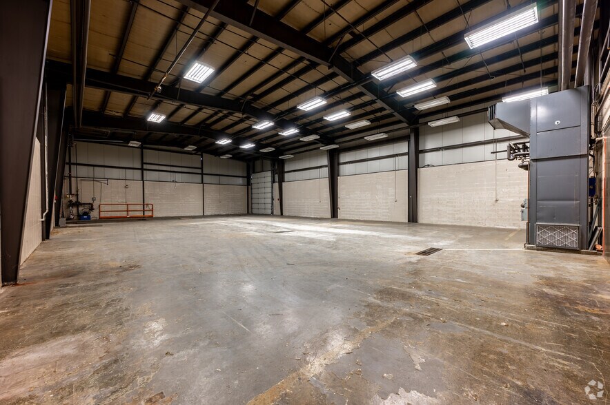 More Photos Of 4201 W Morris St, Indianapolis Service For Lease