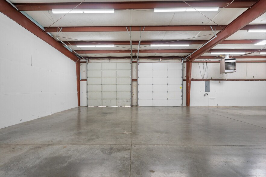 More Photos Of 999 N 1st St, Silverton Freestanding For Lease