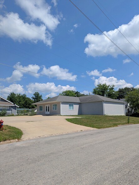 More Photos Of 1110 School st, Hillsboro Flex For Sale