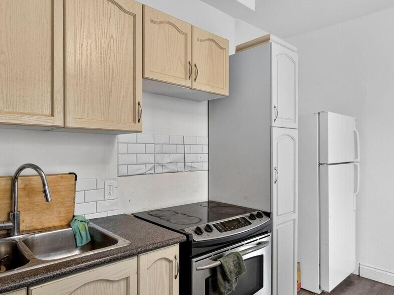 More Photos Of 271 Thomas St, Peterborough Apartments For Sale