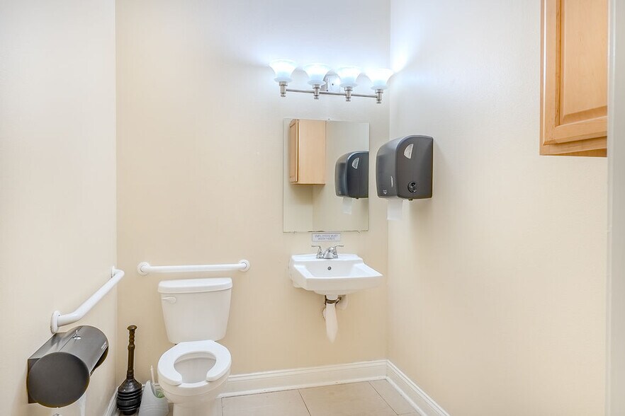 More Photos Of 1779-1783 S Kings Ave, Brandon Medical For Sale