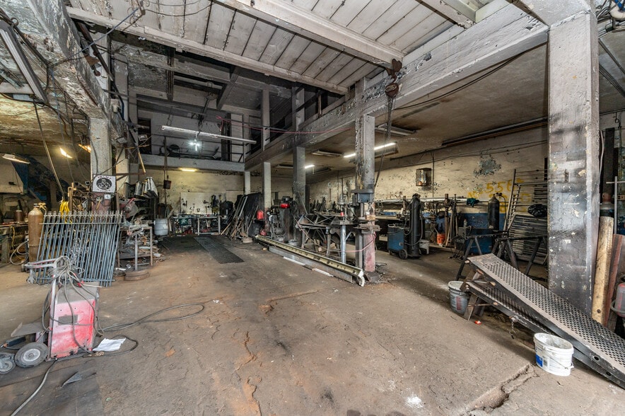 More Photos Of 335-337 E Jersey St, Elizabeth Distribution For Sale