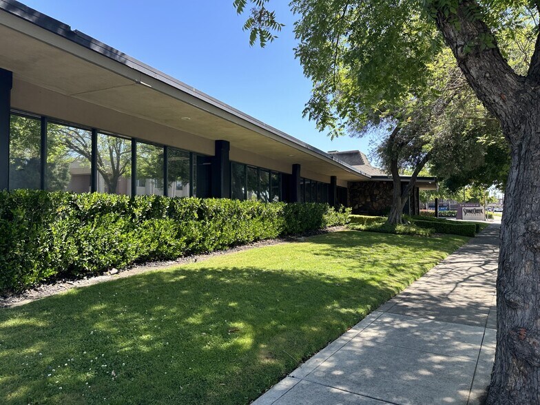 More Photos Of 1035 W Robinhood Dr, Stockton Office For Lease
