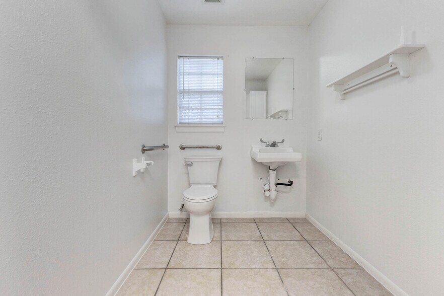 More Photos Of 1324 Avenue D, Katy Medical For Sale