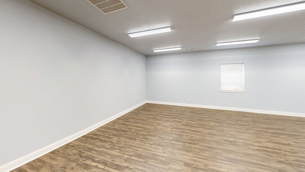 More Photos Of 105 SE 22nd St, Bentonville Office For Lease
