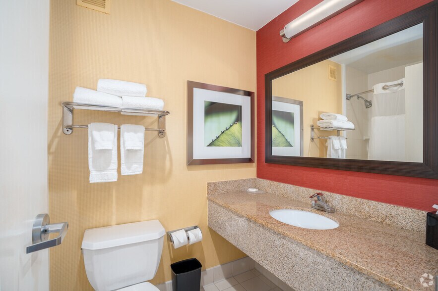 More Photos Of 2504 North Loop W, Houston Hotel For Sale