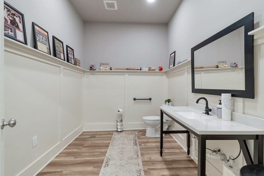 More Photos Of 179 E Moreno St, Buford General Retail For Sale