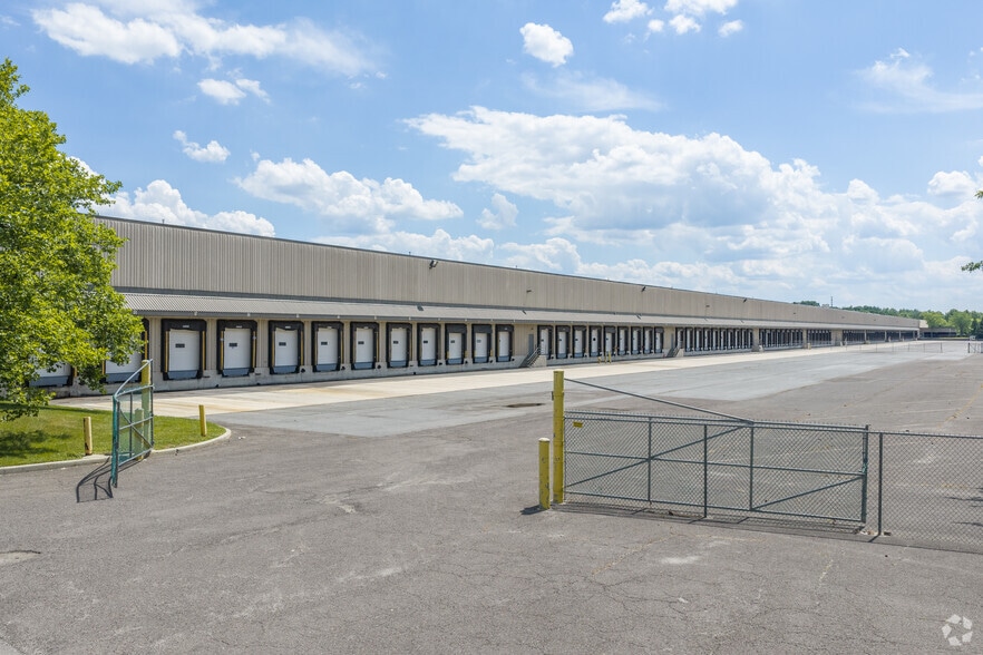 More Photos Of 400 Cabot Dr, Hamilton Distribution For Lease