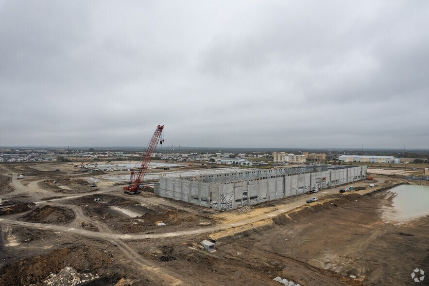 More Photos Of 170 Deep Roots Dr, Buda Distribution For Lease